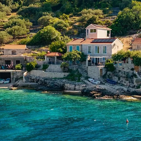 Stone House Mia فيلة Čara